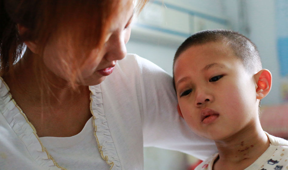 小彬嫻，7歲，家住邯鄲磁縣桑莊村，前一天還在家里玩得十分開(kāi)心。3月21日凌晨2點(diǎn)多，她的鼻子突然開(kāi)始流血，小彬嫻的爸爸桑先生立刻抱起孩子跑到了村里的小門(mén)診，醫(yī)生本以為只是普通的上火流鼻血，建議回去冰敷，細(xì)心的爸爸看到孩子的喉嚨一直在吞咽什么東西，突然從小彬嫻的嘴里涌出大量鮮血，醫(yī)生和桑先生頓時(shí)嚇懵了，醫(yī)生建議趕緊送往大醫(yī)院。當(dāng)天下午，父母帶孩子來(lái)到邯鄲市第四醫(yī)院，在此過(guò)程中，小彬嫻不斷出現(xiàn)吐血的情況，經(jīng)過(guò)醫(yī)生檢查當(dāng)時(shí)的小彬賢體內(nèi)所剩的血液不足300個(gè)血小板(正常人每立方毫米血液中大約含有10～30萬(wàn)個(gè)血小板).經(jīng)過(guò)4天的輸血治療，小彬嫻的情況并沒(méi)有好轉(zhuǎn)。3月24日，第四醫(yī)院對(duì)其進(jìn)行了2遍血常規(guī)的檢驗(yàn)，發(fā)出了“隨時(shí)都有生命危險(xiǎn)”的通知。情況緊急，桑先生傍晚帶孩子趕到了邯鄲市中心醫(yī)院。3月25日，小彬賢經(jīng)過(guò)2次骨髓穿刺檢查，并到天津研究院做了進(jìn)一步確認(rèn)，最后被確診為“急性粒細(xì)胞白血病M3型”。