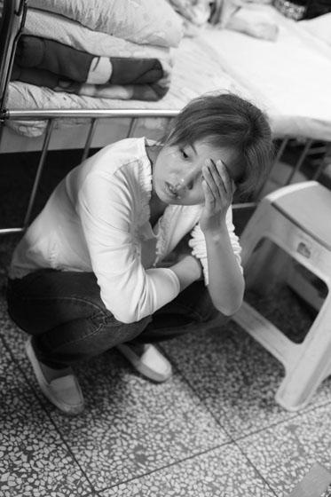 女兒熟睡之后，媽媽總會(huì)一個(gè)人想很多，女兒的病情、巨額的醫(yī)療費(fèi)用時(shí)刻充斥著她的大腦，年輕的媽媽在這種情境下變得憔悴了很多，她不知道小彬嫻什么時(shí)候會(huì)好起來(lái)，帶著她穿梭在小公園里看著她稚嫩的笑。