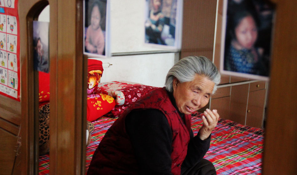 小彬嫻80歲的老奶奶每天在家祈禱小彬嫻早日回來(lái)?！袄夏棠套钣H”這是小彬嫻對(duì)“誰(shuí)最親”這個(gè)問(wèn)題最多的回答，小彬嫻和老奶奶就像是一對(duì)好朋友，兩個(gè)人在一起總是歡聲笑語(yǔ)。而現(xiàn)在，老奶奶每天看著鏡子前的小彬嫻的照片就會(huì)淚流滿面。