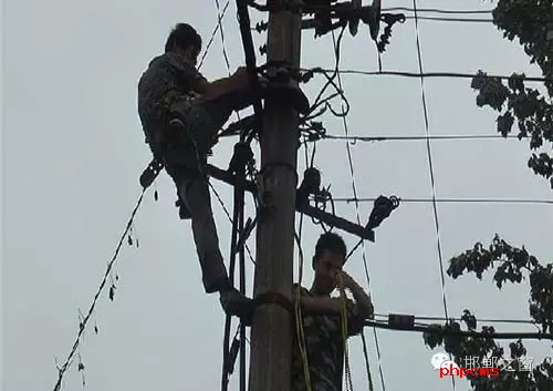 8月8日下午，邯臨路與高鐵橋交匯處北行200米燕莊村一名電工被困在電線桿上，急需救援。接到報(bào)警的邯鄲消防華澤路中隊(duì)立即趕赴現(xiàn)場，消防官兵到達(dá)現(xiàn)場后，經(jīng)了解得知，該男子是一名電工，在電線桿上作業(yè)時(shí)不慎被電擊傷，意識清醒，但其右腿和右臂無法用力，導(dǎo)致無法從電線桿上下來。消防官兵經(jīng)過半個(gè)小時(shí)的緊張營救，最終將被困男子成功救下，并由現(xiàn)場120醫(yī)務(wù)人員送往醫(yī)院進(jìn)行救治。