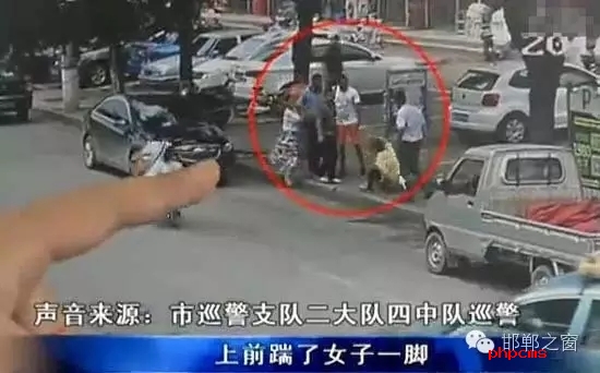 8月5日，市巡警支隊(duì)二大隊(duì)四中隊(duì)巡警在水廠路上巡邏時(shí)，突然一名神色慌張的男子攔下了警車，男子向巡警說他的愛人被打了。巡警立即查看情況，發(fā)現(xiàn)一名約30歲的女子手捂腹部倒在便道上，巡警立即撥打了110和120。經(jīng)了解得知，受傷女子于某某已懷有兩個(gè)月身孕，于某某的丈夫與男子有經(jīng)濟(jì)糾紛，當(dāng)天男子找于某某的丈夫要錢，結(jié)果起了爭執(zhí)。巡警從醫(yī)院了解到于某某不幸流產(chǎn)。