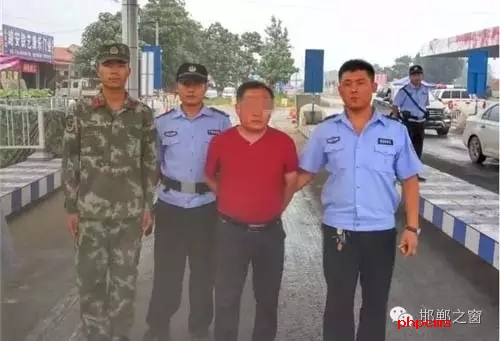 8月8日13時(shí)許，邯鄲大名李茂堤警務(wù)站民警，在一輛南樂開往龍王廟的公共汽車上，查獲一名無身份證男子。該男子自稱是龍王廟鎮(zhèn)人，在民警詢問下又改口稱是孫甘店鄉(xiāng)人，閃爍其詞、神色慌張。經(jīng)調(diào)查該男子叫朱某。于7月7日，在大名縣人民法院判決的一起民間借貸糾紛案中，犯罪嫌疑人朱某拒不履行法院判決。7月13日，大名縣公安局依法將該朱上網(wǎng)追逃。