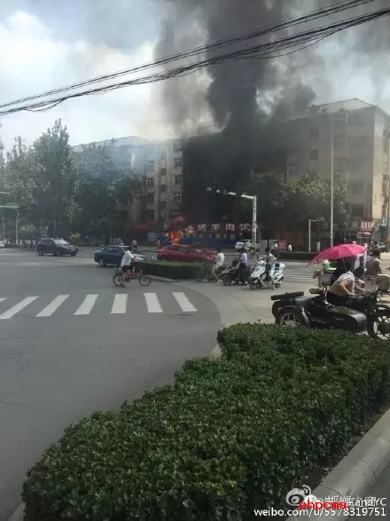 網(wǎng)友爆料：8月11日，邯鄲中華南大街和學院北路交叉口東南角，一飯店起火，消防官兵接警后緊急救援，目前起火原因不明。大家一定要注意用電用煤氣安全。