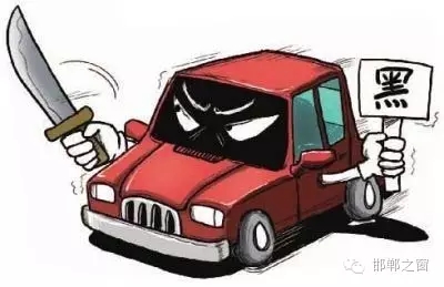 8月3日上午，公交分局接群眾報警稱，在汽車西站搭乘一輛白色奧拓(黑出租車)時，被該車司機持刀搶劫2600元。公交分局迅速組織警力現(xiàn)場勘查、走訪調(diào)查、調(diào)取天網(wǎng)監(jiān)控視頻、尋找嫌疑人蹤跡，經(jīng)大量工作，于次日凌晨6時許，辦案民警在復興區(qū)大乘寺附近發(fā)現(xiàn)嫌疑人的活動蹤跡。經(jīng)縝密布控，辦案民警在火車站一舉將犯罪嫌疑人張某某抓獲，犯罪嫌疑人張某某對持刀搶劫乘客的犯罪事實供認不諱。