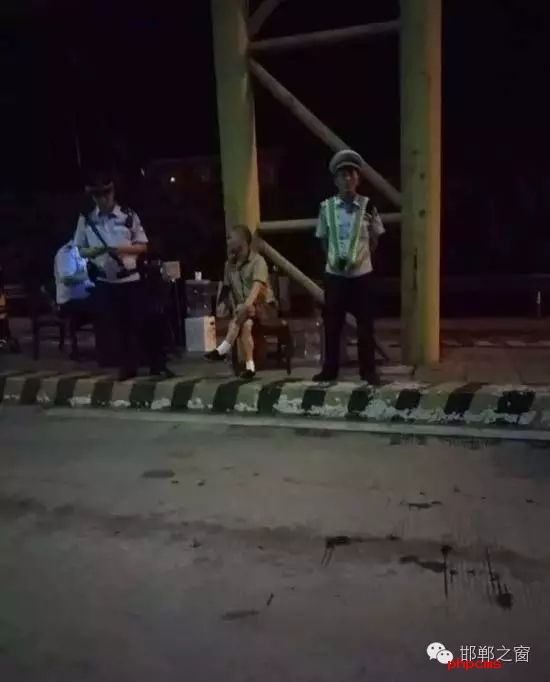 8月9日晚，磁縣交警大隊林坦中隊民警在執(zhí)行勤務中，對一輛小型普通客車進行例行檢查，該車司乘人員三人，其中兩名乘坐人員神情恍惚，非?？梢?，民警認真核對每名人員信息，經(jīng)網(wǎng)上對比查詢，系統(tǒng)提示陳某某具有吸毒史。執(zhí)勤民警立即對該車進行全面徹查，并對該車三名司乘人員做了尿檢，檢驗結(jié)果兩名乘坐人員為陽性。最終，經(jīng)過細致盤問，周某某、陳某某對其吸毒事情供認不諱。