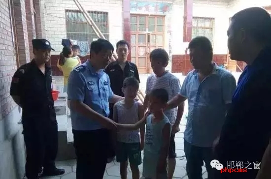 8月11日上午，邯鄲館陶縣公安局指揮中心接到報(bào)警，柴堡鎮(zhèn)劉村李某因欠柴堡鎮(zhèn)武張屯村李某某錢款，李某某將李某的兩個(gè)兒子（一個(gè)10歲，一個(gè)8歲）拘禁。民警迅速趕到現(xiàn)場，發(fā)現(xiàn)李某家街門被反鎖，民警登上盤梯與嫌疑人談話，穩(wěn)定其情緒，做其思想工作，當(dāng)日下午17時(shí)20分許，兩個(gè)小男孩被成功解救。