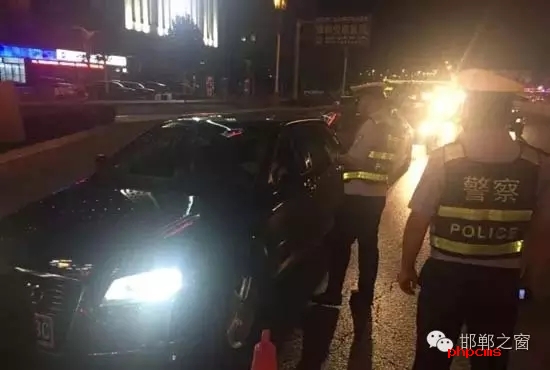 為保證奧運(yùn)期間有一個(gè)良好的道路交通環(huán)境，針對(duì)疲勞駕駛、酒后駕駛等違法行為，邯鄲交警六大隊(duì)組織開展集中整治酒駕、醉駕專項(xiàng)行動(dòng)。8月10日，交警六大隊(duì)出動(dòng)警力130余名，出動(dòng)警車15輛，設(shè)置執(zhí)勤卡點(diǎn)17處，從20時(shí)起至23時(shí)，在大隊(duì)轄區(qū)內(nèi)查獲了18個(gè)“酒鬼”以及涉牌涉證違法行為21起。當(dāng)晚，在中華大街水廠路口，有一輛車為了逃避檢查，還試圖倒車逃跑。