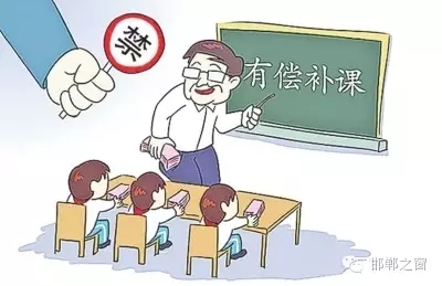8月10日，記者接到家長舉報(bào)，稱邯鄲市七色光水文小學(xué)未開學(xué)，卻接到了學(xué)校補(bǔ)課通知。記者聯(lián)系了校方，該校負(fù)責(zé)人表示將立即停止補(bǔ)課，并將收取的費(fèi)用退還家長。