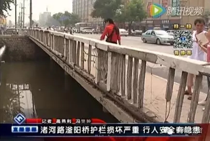 最近住在渚河路滏陽橋附近的居民們反映，說滏陽橋護(hù)欄破損嚴(yán)重，每次從橋上通過時(shí)，都提心吊膽，附近居民為了安全，用繩子簡單的進(jìn)行圍擋。