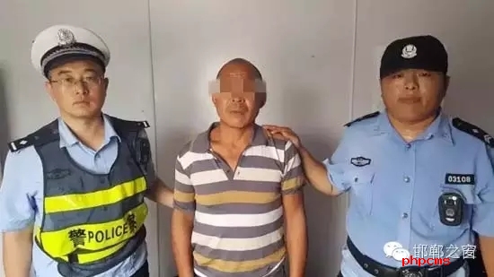 8月12日9時許，邯鄲大名鋪上高速口檢查站執(zhí)勤民警在對一輛由魏縣開往北京客車進行安檢時，發(fā)現(xiàn)一名網(wǎng)上逃犯。經(jīng)核查，該男子為王某平，系涉嫌濫伐林木網(wǎng)上逃犯。該王于今年3月份在未有辦理《林木采伐許可證》的情況下，亂砍濫伐林木97棵。