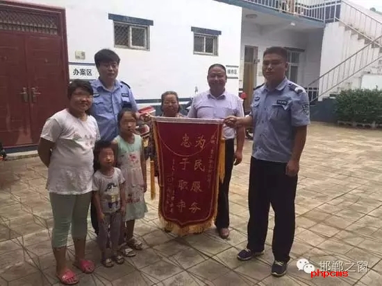 8月份，雞澤縣局店上派出所在開展入戶訪查工作中了解到，2011年，浮東三村村民孟某與外地女子唐某（云南省昭通市人）結婚，戶口沒有遷移，因是二婚，妻子唐某帶有的三個孩子也跟隨孟某生活，三個孩子均沒有戶口。不幸的是，其妻子唐某在2015年年底因車禍死亡，三個孩子無法取得醫(yī)學證明，就一直未能申報戶口。民警在獲悉此情況后，主動上門對這3個無戶口孩子進行入戶調(diào)查，經(jīng)過一周的緊張工作，雞澤縣局店上派出所會同縣局戶政股為這3個孩子解決了戶口問題，最終將3個孩子的戶口頁交到孟某手中。