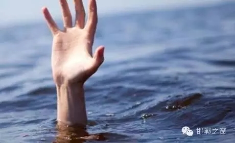 8月11日下午4點左右，邯鄲臨漳縣油房村村主任程艮生像往常一樣在自己負責的區(qū)域巡查，在快要接近漳河時，程艮生發(fā)現(xiàn)不遠處有兩個人在水里撲騰。程艮生用盡全力將兩人救上岸?！皟蓚€孩子才十八九歲，正值大好年華?！被貞浧甬敃r情形，程艮生依然心有余悸。