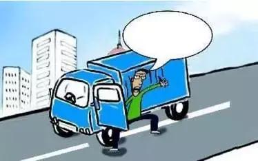 2月27日凌晨，邯鄲市一名男子套用其表哥A2駕駛證信息駕駛大貨車進(jìn)入市區(qū)，沒成想因為嘴角的一顆痣被交警看出破綻，不僅被公安機關(guān)依法行政拘留了15天，而且被罰款1500元。在事實面前，駕駛?cè)瞬坏貌怀姓J(rèn)自己無證，試圖用表哥的駕駛證蒙混過關(guān)。